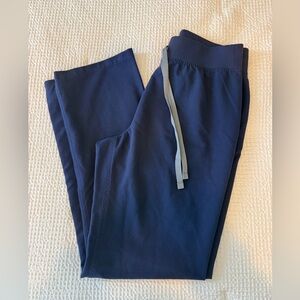 Figs women’s straight leg scrub pant. Navy